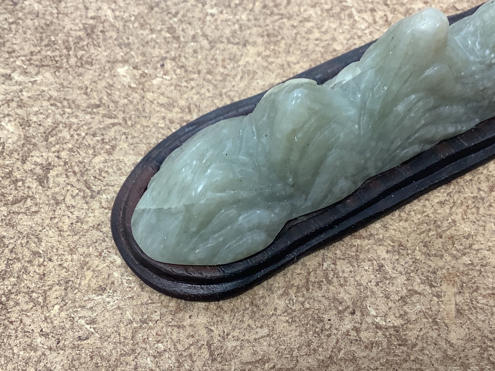 A Chinese jade ‘mountain peaks’ brushset, wood base 8.5cm